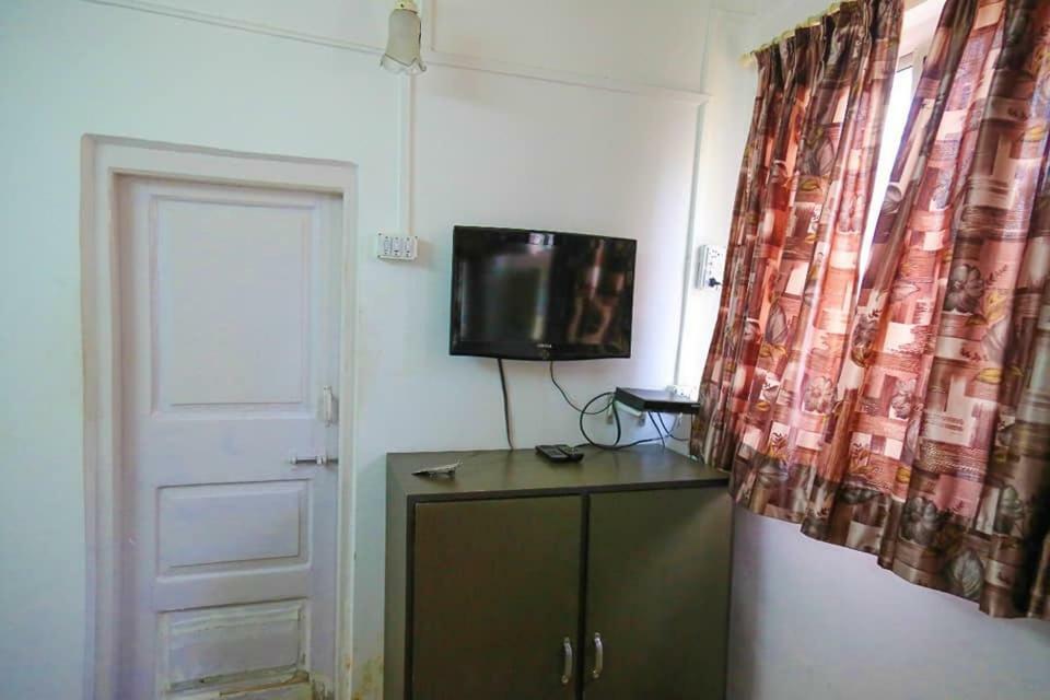 Hotel Happy Home Мумбаи Экстерьер фото